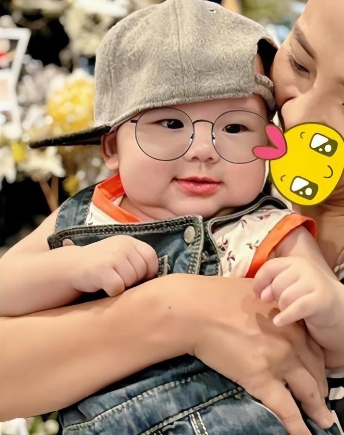 Con trai Minh Hằng thích thú khi được mẹ cho đi bơi, biểu cảm đáng yêu đốn tim người hâm mộ!-2