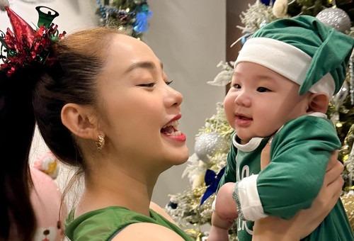 Con trai Minh Hằng thích thú khi được mẹ cho đi bơi, biểu cảm đáng yêu đốn tim người hâm mộ!-5