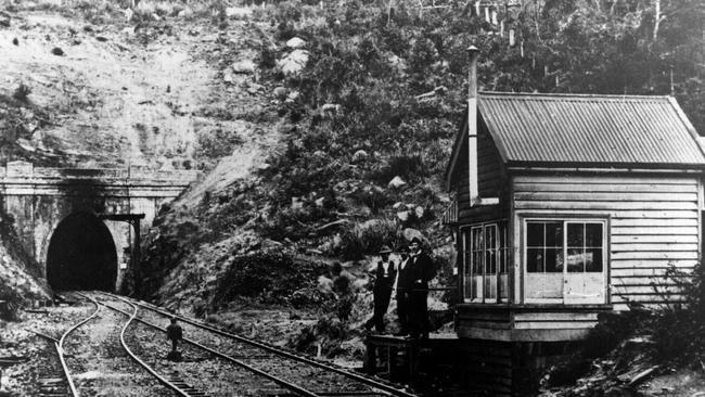 Đường hầm bị bỏ hoang cả thế kỷ bỗng hút khách vì xuất hiện một vệt sáng kỳ lạ-2