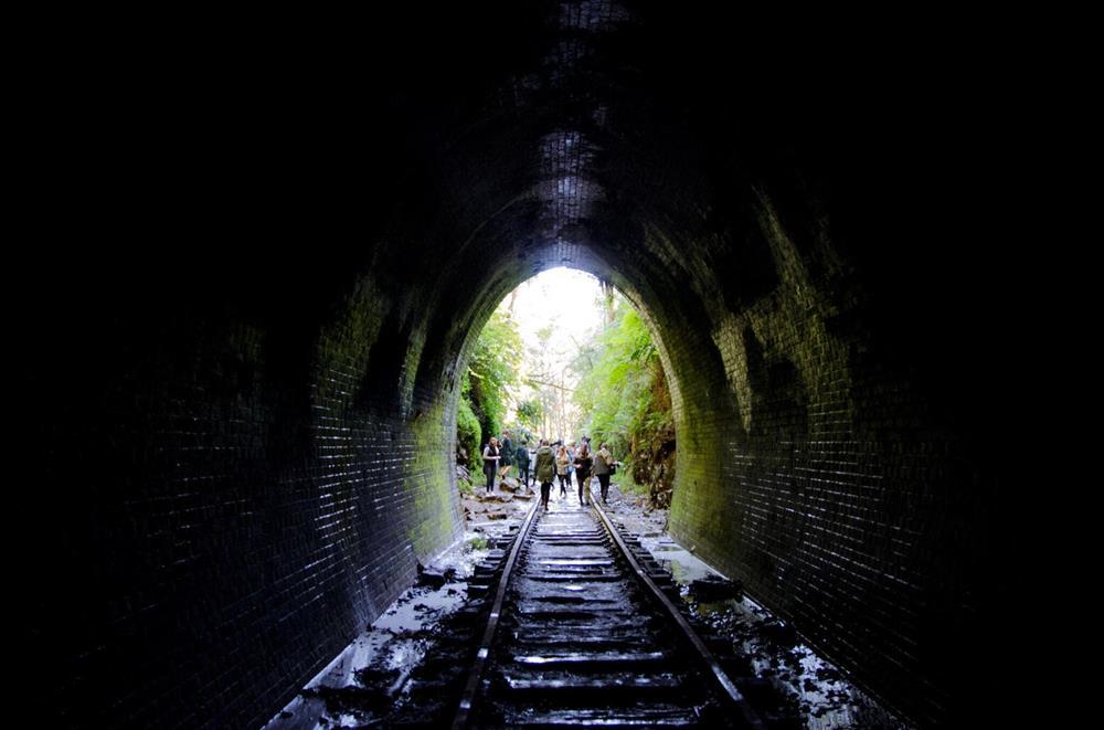 Đường hầm bị bỏ hoang cả thế kỷ bỗng hút khách vì xuất hiện một vệt sáng kỳ lạ-5