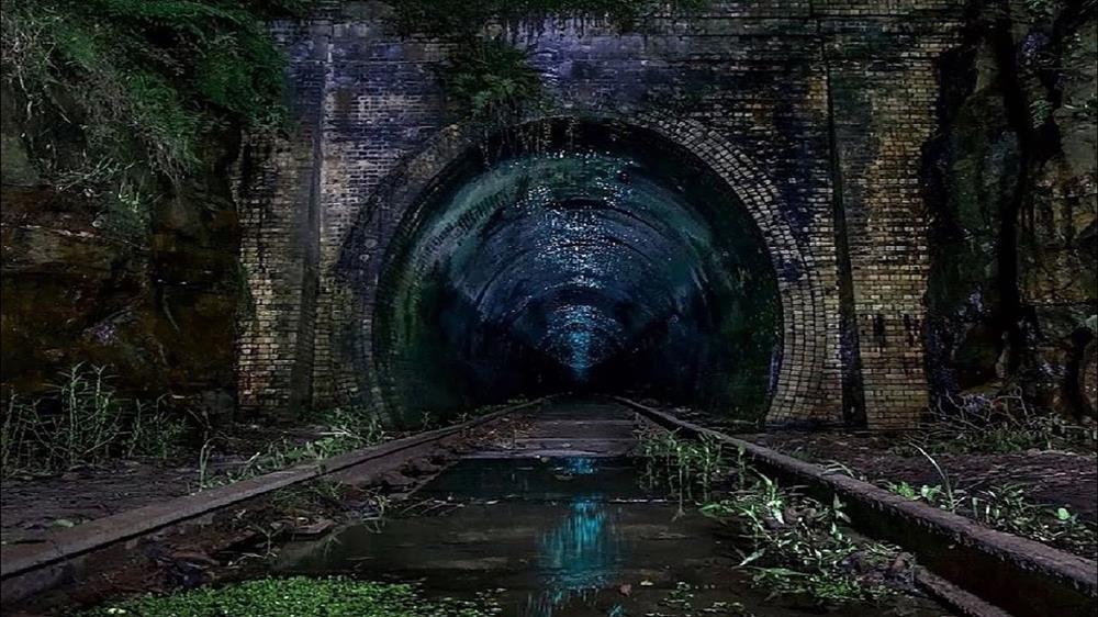 Đường hầm bị bỏ hoang cả thế kỷ bỗng hút khách vì xuất hiện một vệt sáng kỳ lạ-7