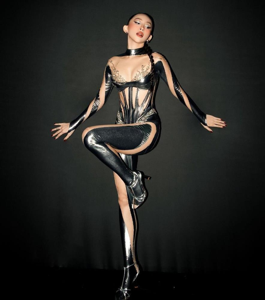 Tóc Tiên ưa chuộng diện váy áo cắt xẻ tôn dáng nóng bỏng-5