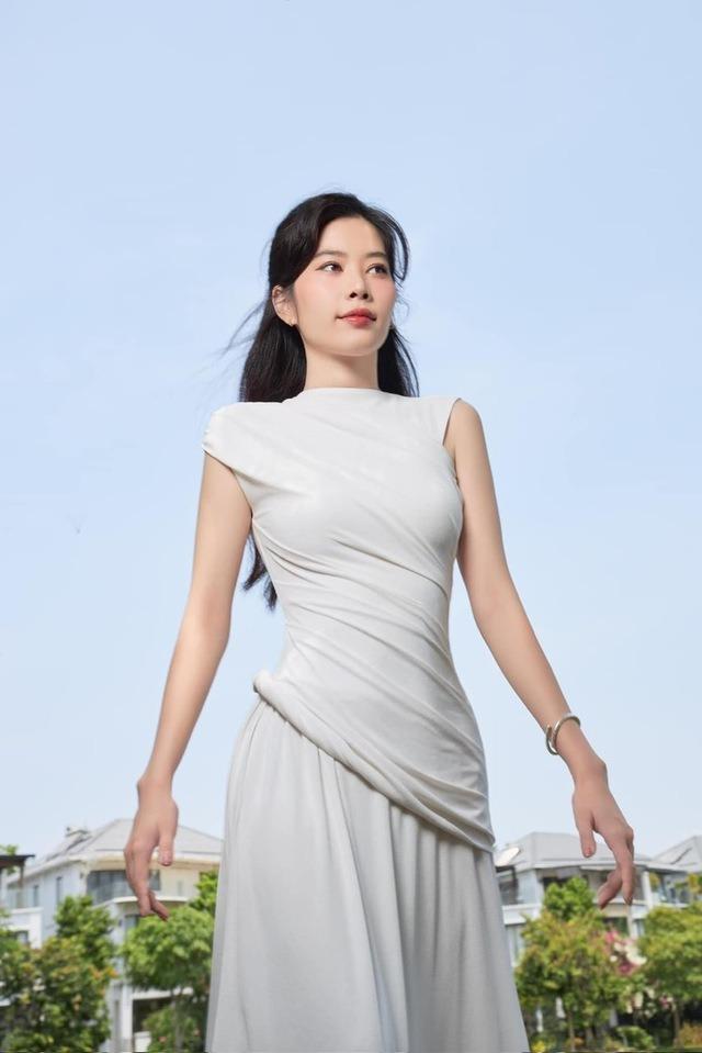 Nam Em gây sốc với cảnh leo ra ban công lúc đang livestream-2