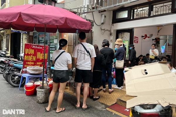 Khách Nhật thử 1 món ngon ở vỉa hè Hà Nội, khen hồi phục sức khỏe thần kỳ-6