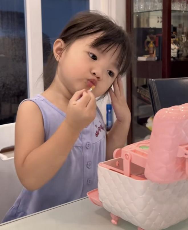 Con gái Đông Nhi nay tự trang điểm, ngày càng điệu đà đốn ngục trái tim của cư dân mạng-1