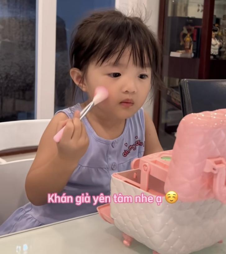 Con gái Đông Nhi nay tự trang điểm, ngày càng điệu đà đốn ngục trái tim của cư dân mạng-2