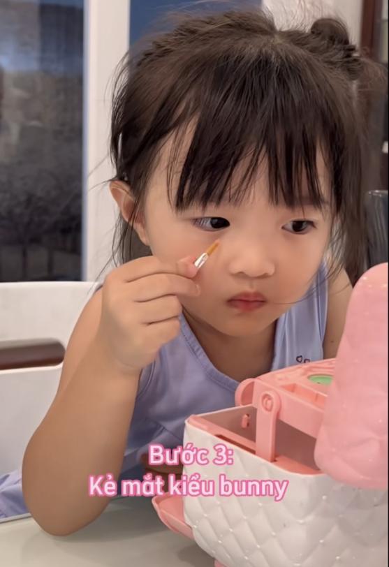 Con gái Đông Nhi nay tự trang điểm, ngày càng điệu đà đốn ngục trái tim của cư dân mạng-3