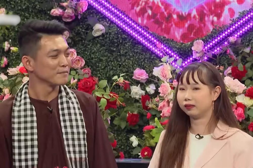 Lần đầu gặp, chàng trai đã hứa bù đắp tình cảm cho nữ quản lý 22 tuổi-2