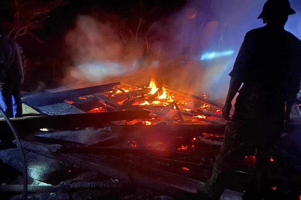 Gia chủ khóc ngất khi nhà bị lửa thiêu rụi trong đêm-1