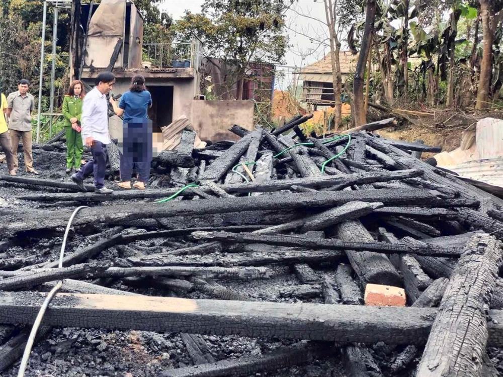 Gia chủ khóc ngất khi nhà bị lửa thiêu rụi trong đêm-2