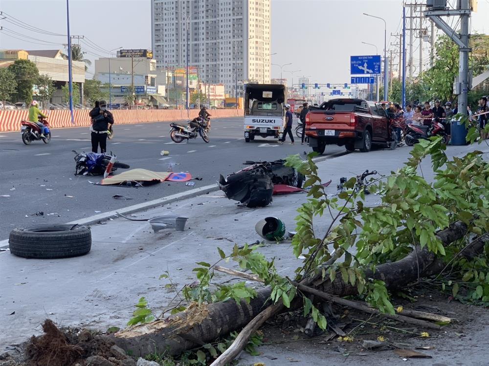 Ô tô bán tải lùa hàng loạt xe máy ở Bình Dương, một người tử vong-1