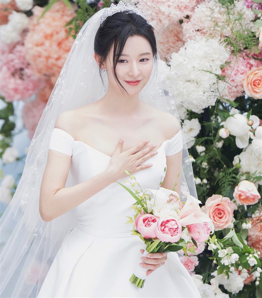 Nhan sắc Kim Ji Won được khen phẫu thuật thẩm mỹ cũng không đẹp bằng-1