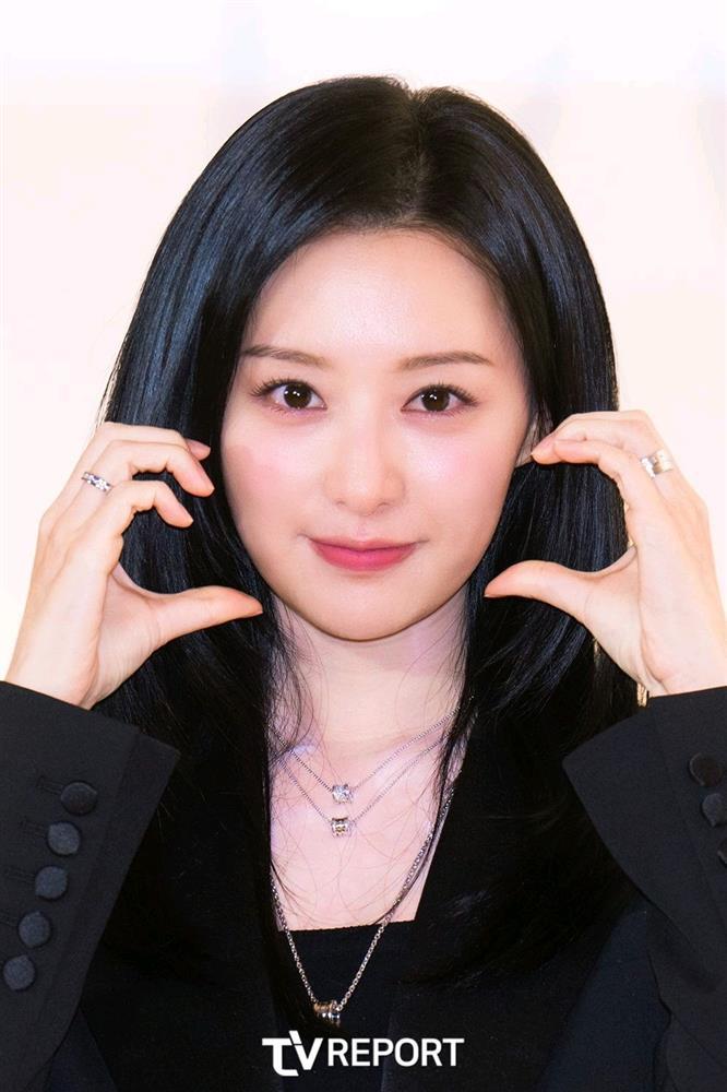 Nhan sắc Kim Ji Won được khen phẫu thuật thẩm mỹ cũng không đẹp bằng-11