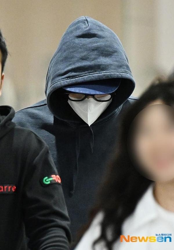 Han So Hee mất 100.000 người theo dõi, Ryu Jun Yeol cúi gằm mặt ở sân bay-1