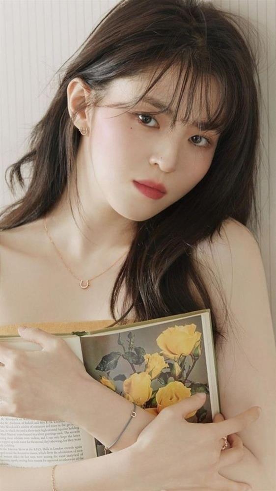 Han So Hee mất 100.000 người theo dõi, Ryu Jun Yeol cúi gằm mặt ở sân bay-3