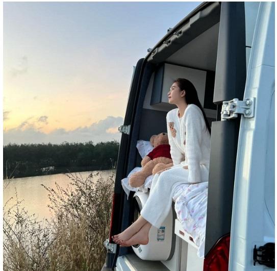 Dù kín đáo vẫn khoe chút thịt da, Ngọc Trinh tung bộ ảnh mới sau biến cố tạm giam-3