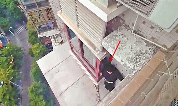 Tỉnh dậy thấy mình kẹt ngoài cửa sổ tầng 18, chàng trai khóc rống xin chừa rượu-1