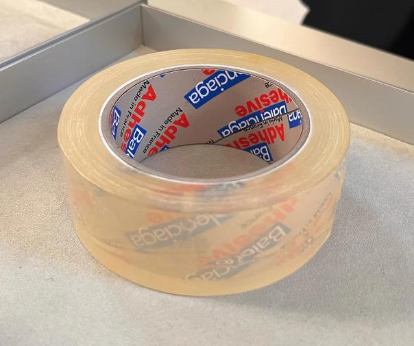 Vòng tay, túi hàng hiệu gây tranh cãi khi trông như băng dính, giấy vệ sinh-2