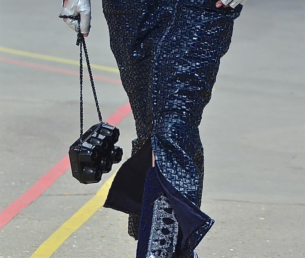 Vòng tay, túi hàng hiệu gây tranh cãi khi trông như băng dính, giấy vệ sinh-8