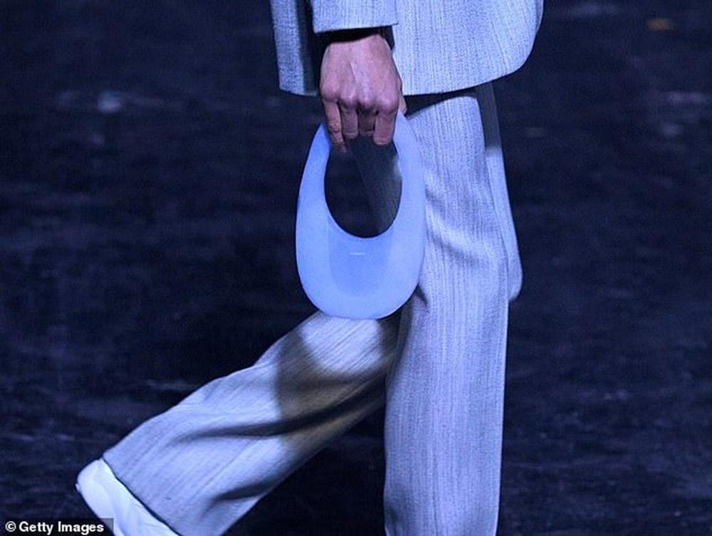 Sau màn phun váy lên người mẫu khỏa thân, nhà mốt tung ra túi không khí-2