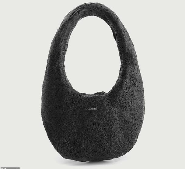 Sau màn phun váy lên người mẫu khỏa thân, nhà mốt tung ra túi không khí-3