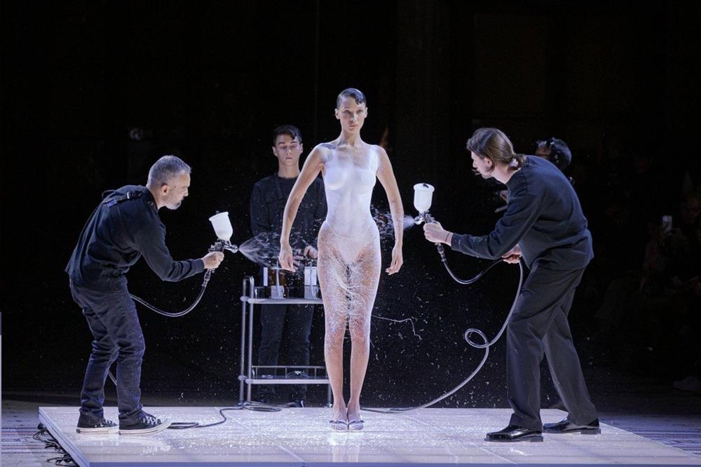 Sau màn phun váy lên người mẫu khỏa thân, nhà mốt tung ra túi không khí-4