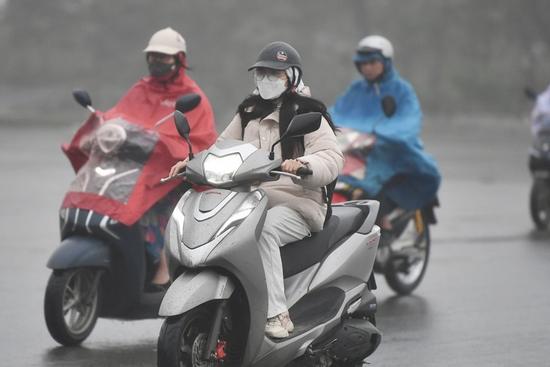 Thời tiết Hà Nội 3 ngày tới: Đón không khí lạnh, hạ liền 5 độ kèm mưa rào