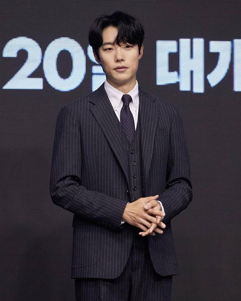 Tài tử xứ Hàn sở hữu vẻ đẹp lạ, khiến 2 mỹ nhân vướng tình tay ba-2