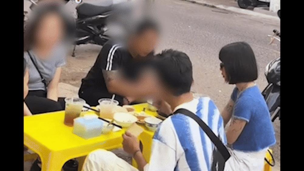 Chủ quán tố TikToker ăn quỵt, bỉ bôi hàng ăn vặt vỉa hè-1