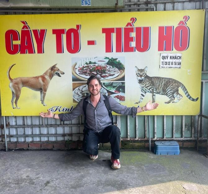 Khách Tây hiểu lầm nhà hàng yêu chó mèo chụp ảnh chúng lên biển quảng cáo-1