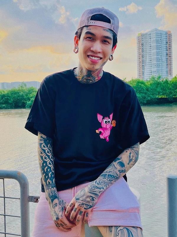 Quán quân xăm kín người của Rap Việt mùa đầu tiên giờ ra sao?-4