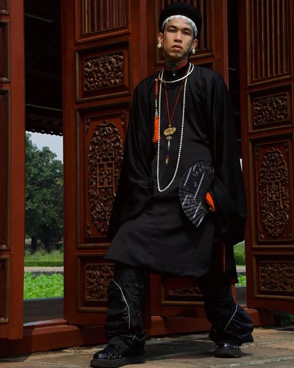 Quán quân xăm kín người của Rap Việt mùa đầu tiên giờ ra sao?-6