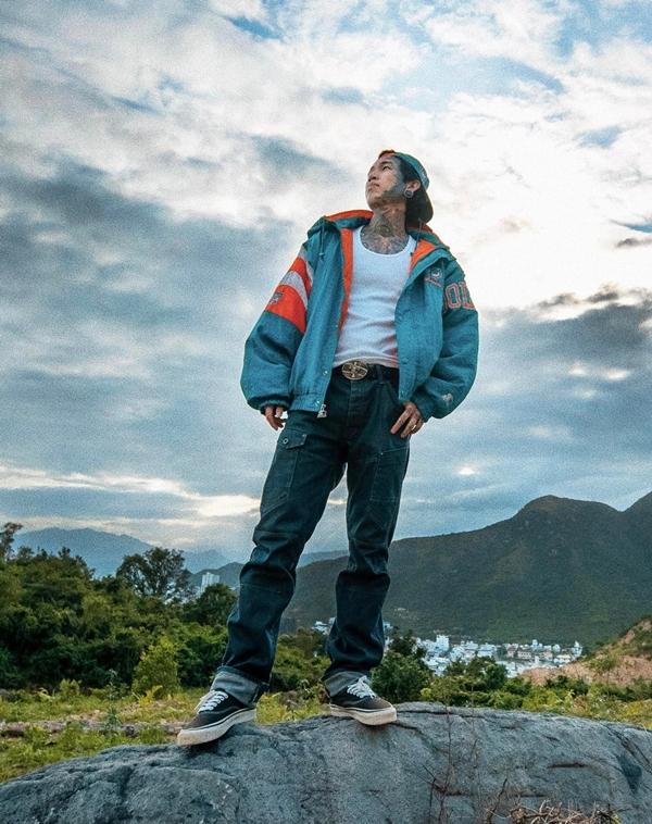 Quán quân xăm kín người của Rap Việt mùa đầu tiên giờ ra sao?-7