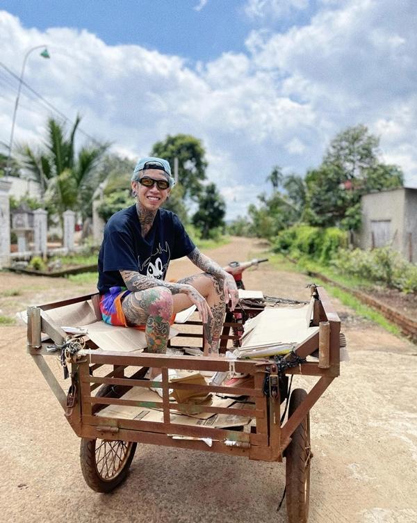 Quán quân xăm kín người của Rap Việt mùa đầu tiên giờ ra sao?-9