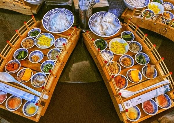 Khách Việt thưởng thức món bún ngon miệng đã mắt sướng tai ở Trung Quốc-2