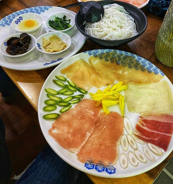 Khách Việt thưởng thức món bún ngon miệng đã mắt sướng tai ở Trung Quốc-3