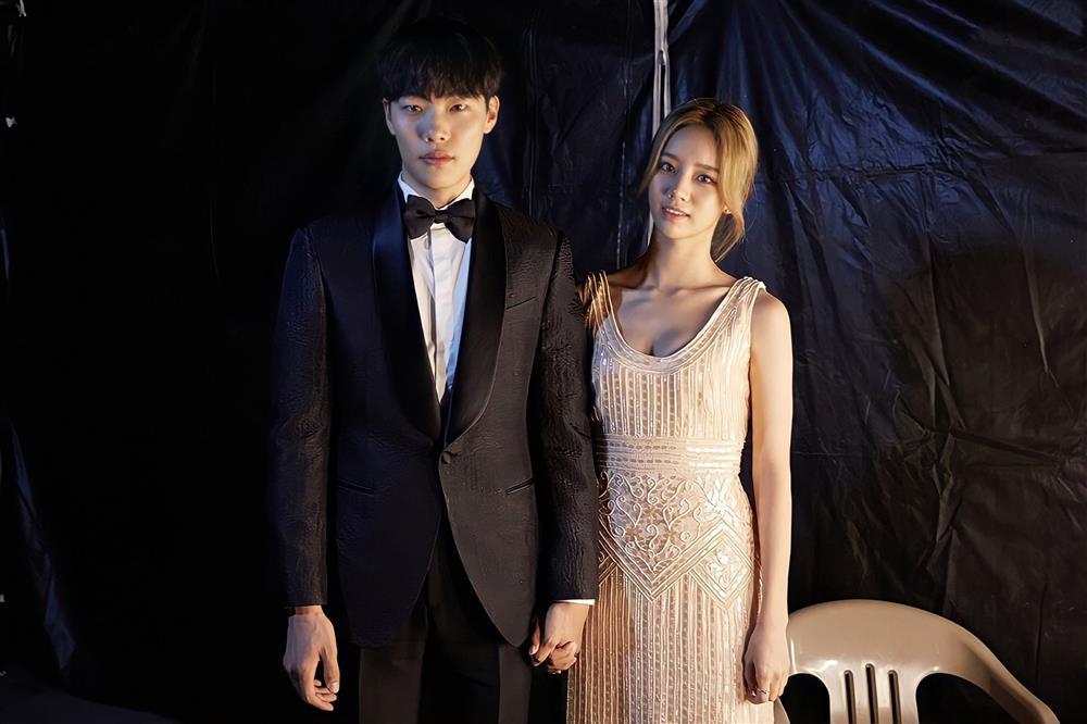 7 năm Ryu Jun Yeol yêu Hyeri trước khi nhanh chóng có người tình mới-4