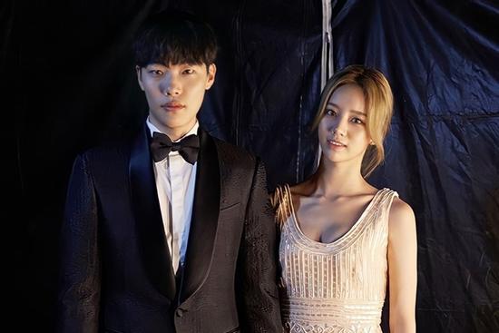 7 năm Ryu Jun Yeol yêu Hyeri trước khi nhanh chóng có người tình mới