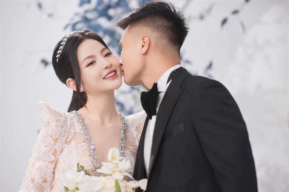 Váy cưới hơn 200 triệu đồng của Chu Thanh Huyền