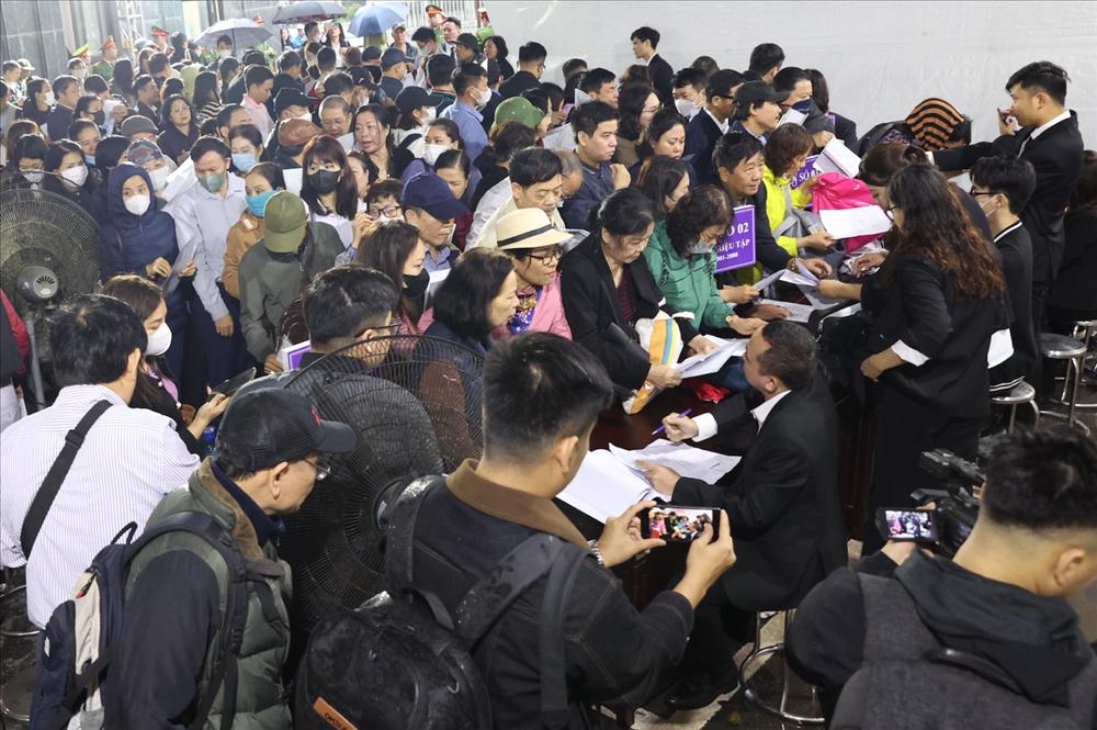 Cả nghìn nhà đầu tư đội mưa đến tòa dự phiên xử vụ Tân Hoàng Minh-1