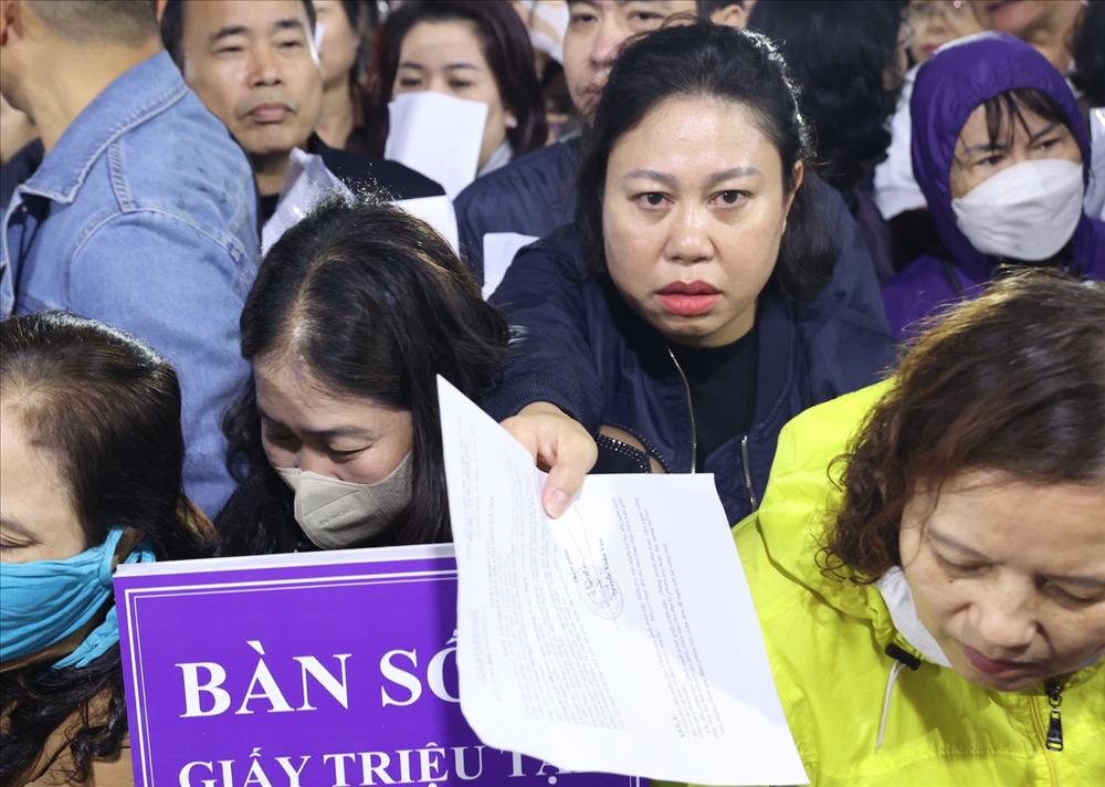 Cả nghìn nhà đầu tư đội mưa đến tòa dự phiên xử vụ Tân Hoàng Minh-2