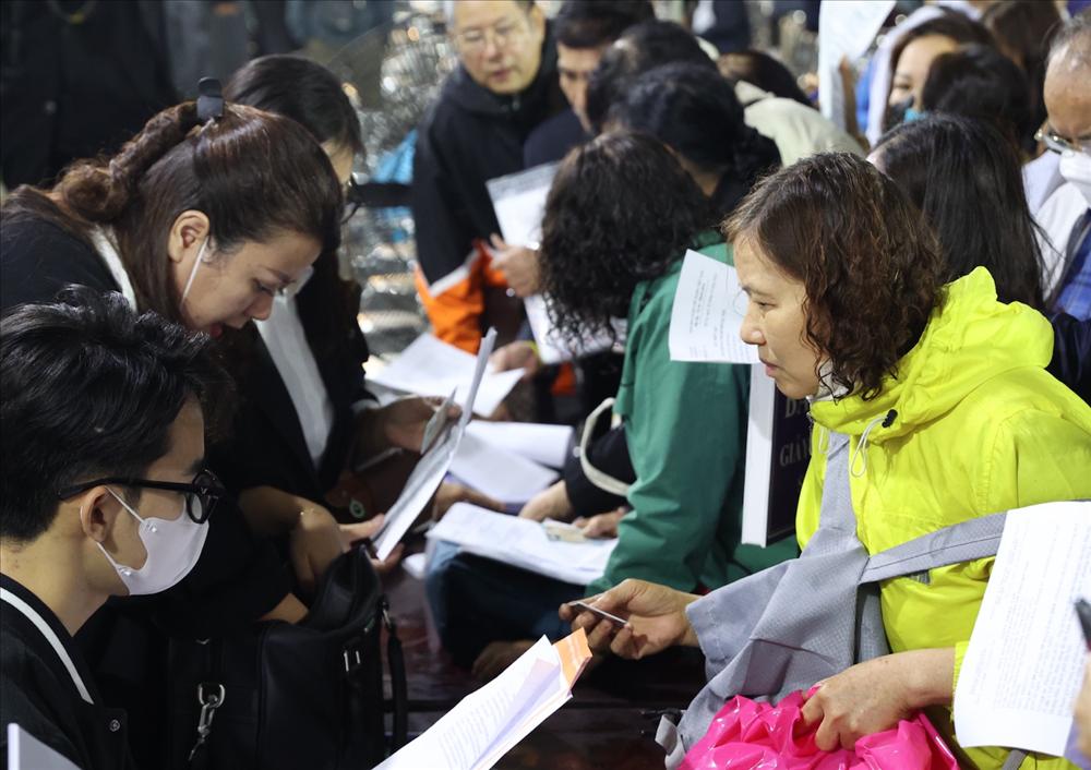 Cả nghìn nhà đầu tư đội mưa đến tòa dự phiên xử vụ Tân Hoàng Minh-3