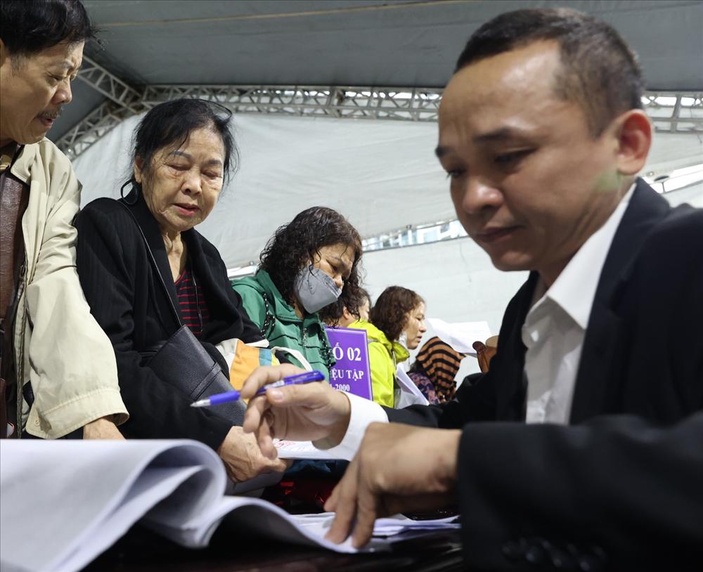Cả nghìn nhà đầu tư đội mưa đến tòa dự phiên xử vụ Tân Hoàng Minh-4