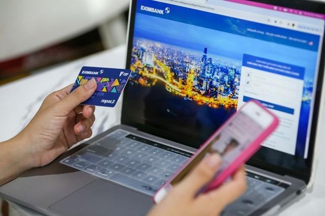 Méo mặt với phí, lãi thẻ ngân hàng-1