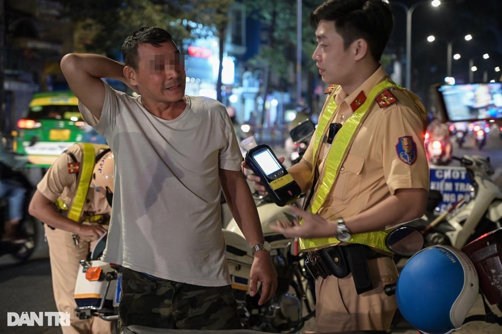 Uống 3 lon bia từ biệt bạn thân, nam tài xế bị phạt 2,5 triệu đồng-1