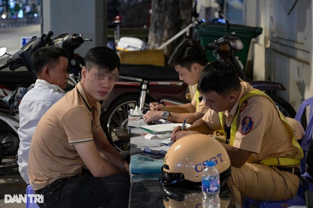 Uống 3 lon bia từ biệt bạn thân, nam tài xế bị phạt 2,5 triệu đồng-3