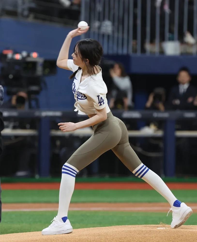 Sao nữ 30 tuổi diện quần legging ném bóng chày gây sốt vì đường cong như sóng-1