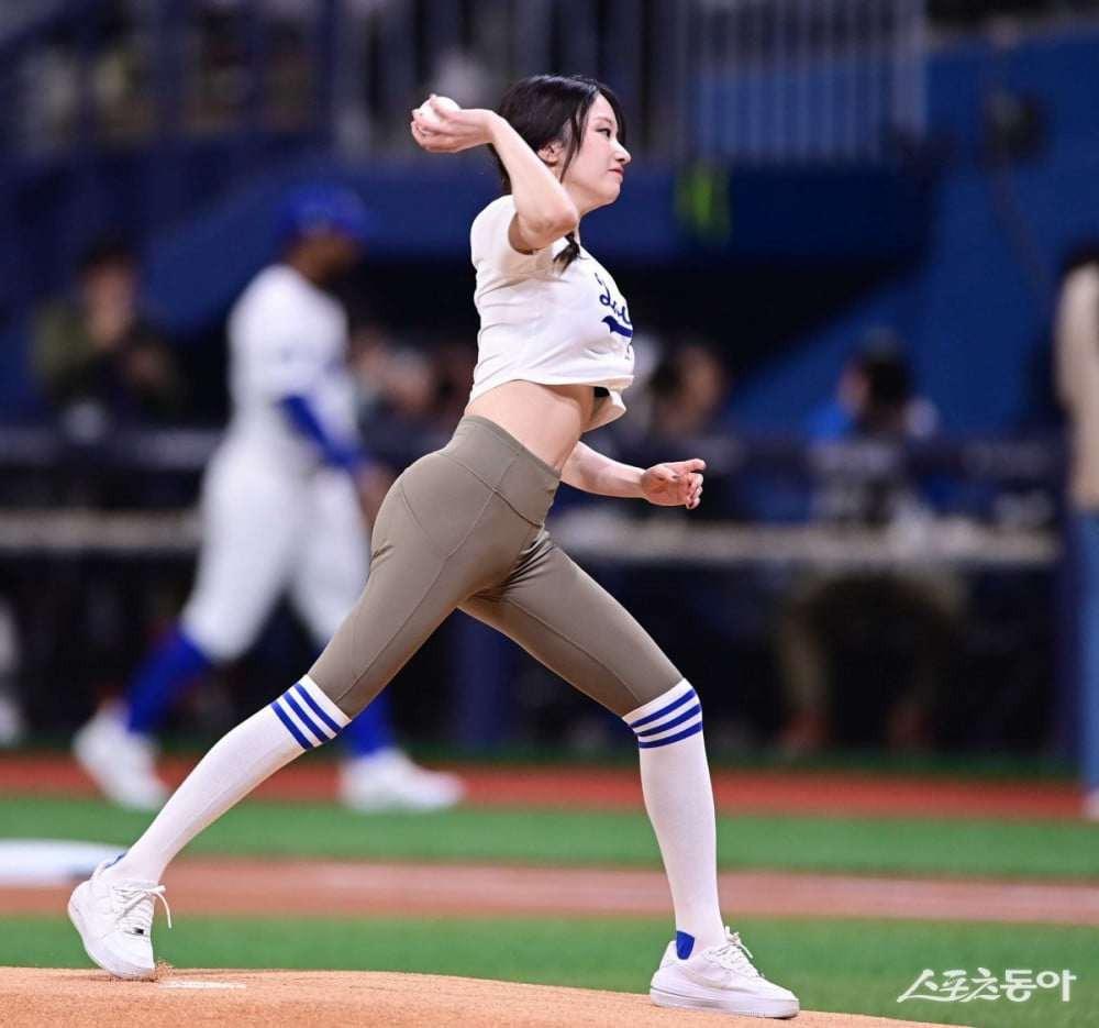 Sao nữ 30 tuổi diện quần legging ném bóng chày gây sốt vì đường cong như sóng-2