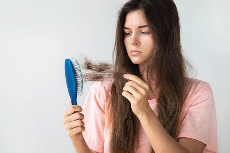 8 lý do bình thường nhưng đáng ngạc nhiên khiến bạn rụng tóc nhiều hơn mỗi ngày-1