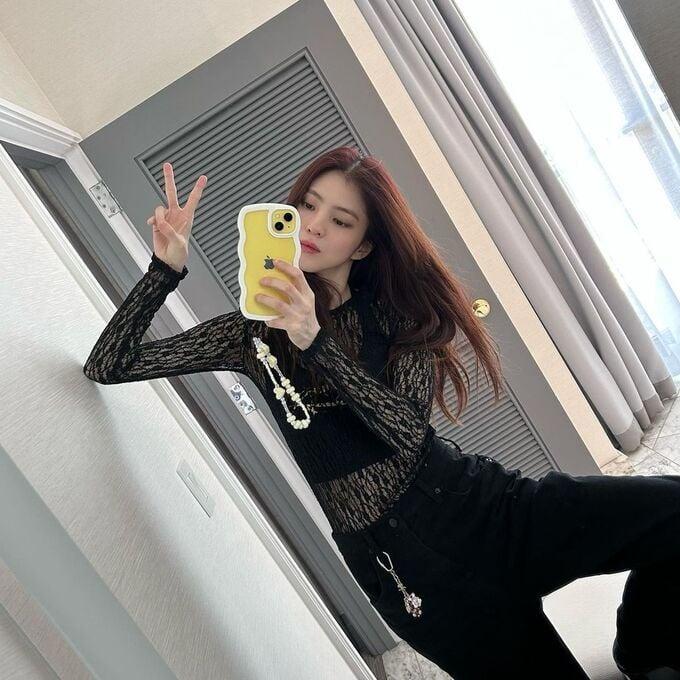 Gu thời trang của Han So Hee: Giao thoa giữa sự nữ tính và nổi loạn-4